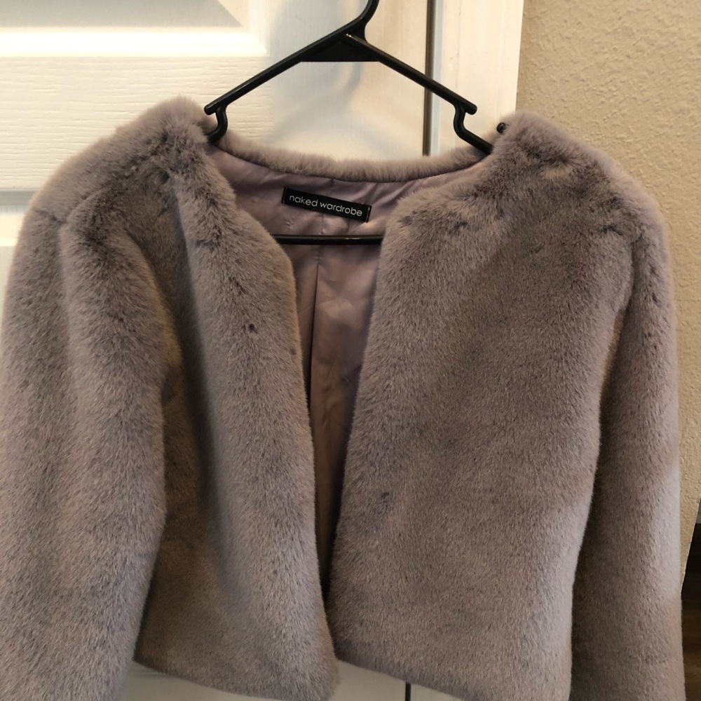 Cropped fur jacket. Faux fur.